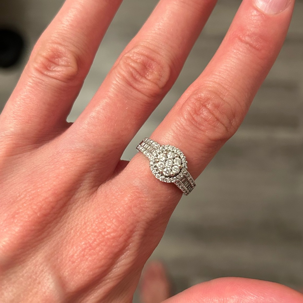 Diamond ring 10k white gold